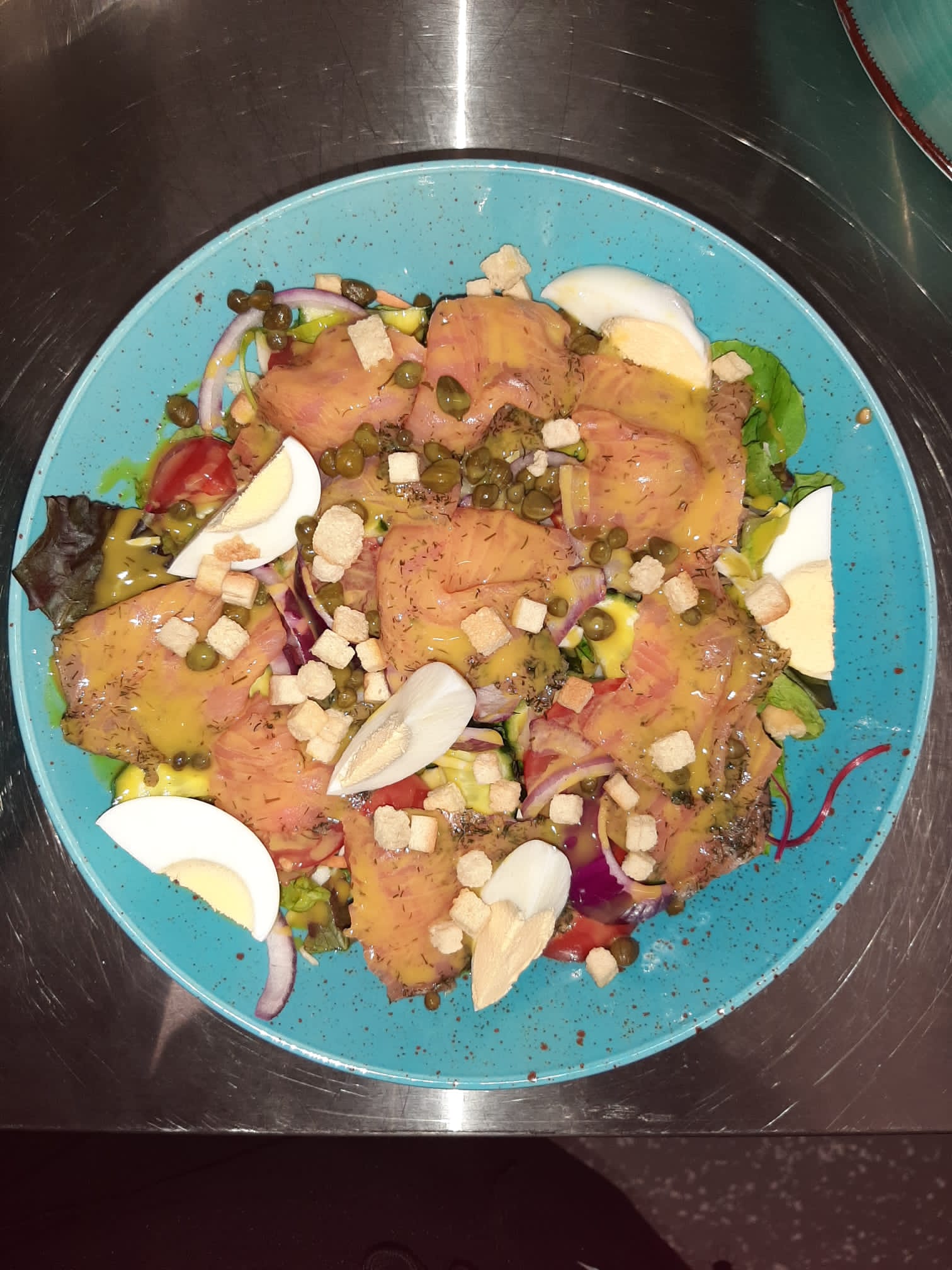 Een kleurrijk gerecht op een turquoise bord