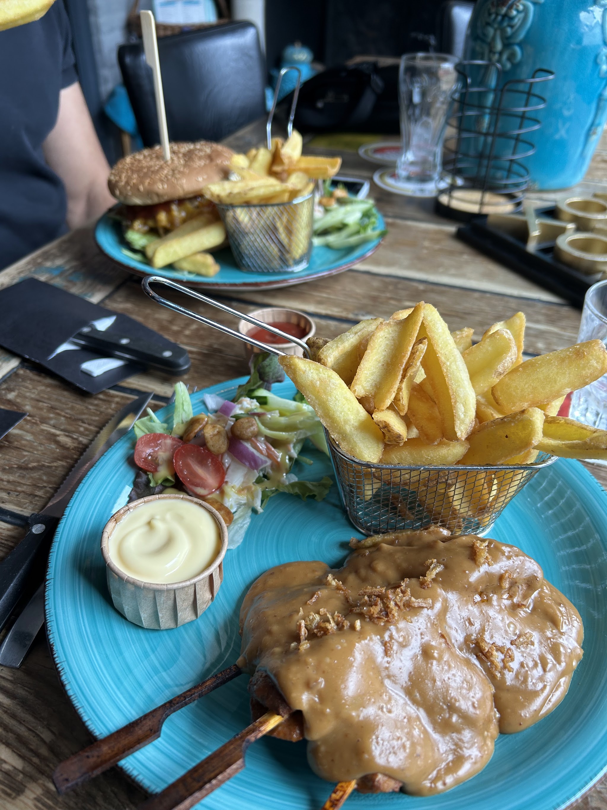 Diner met frietjes en salade op de turquoise borden van Joy’Si